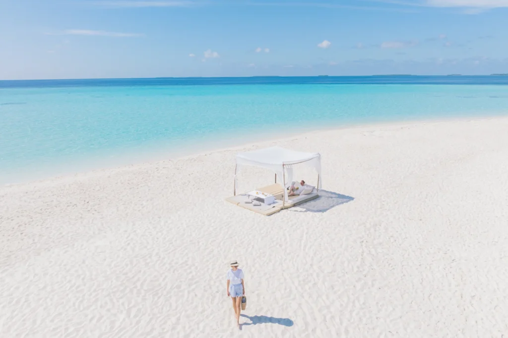 Romantisches Picknick am strahlend weißen Sandstrand vor dem Park Hyatt Maldives. Sie planen eine Hochzeit oder Flitterwochen auf den Malediven? Katharina Fenners kennt die besten Hotels und gestaltet Ihren maßgeschneiderten Aufenthalt!