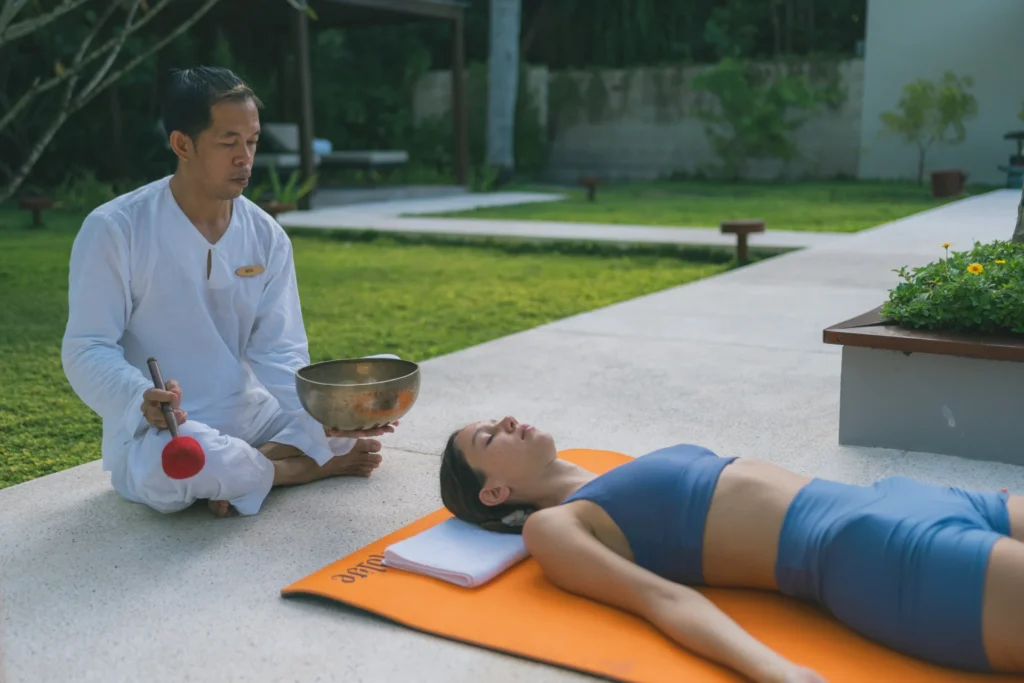 Klangschalenmeditation im Park Hyatt Maldives Hadahaa. Sie planen einen intimen Malediven Luxusurlaub fernab der Welt? Katharina Fenners berät Sie individuell und gestaltet Ihren maßgeschneiderten Aufenthalt.