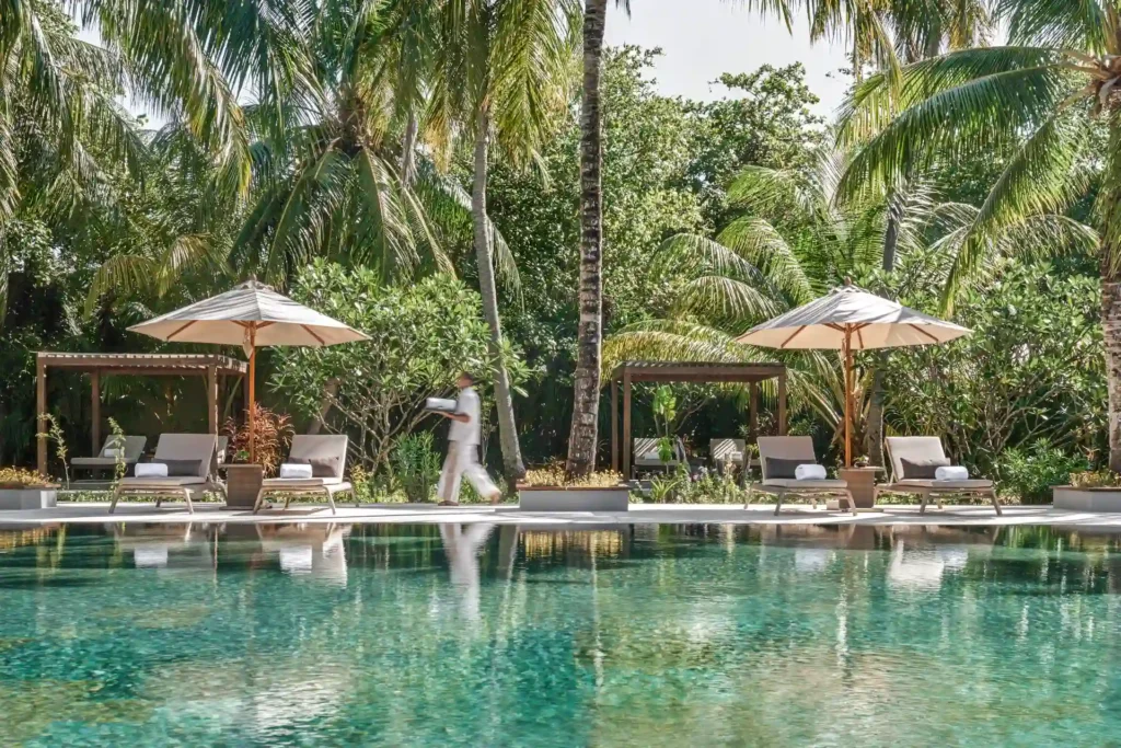 Der Ruhepool im Spa-Bereich eines intimen Barfuß-Resorts auf den Malediven. Sie planen einen Malediven Luxusurlaub? Katharina Fenners kennt die besten Resorts des Inselstaats und berät Sie individuell!