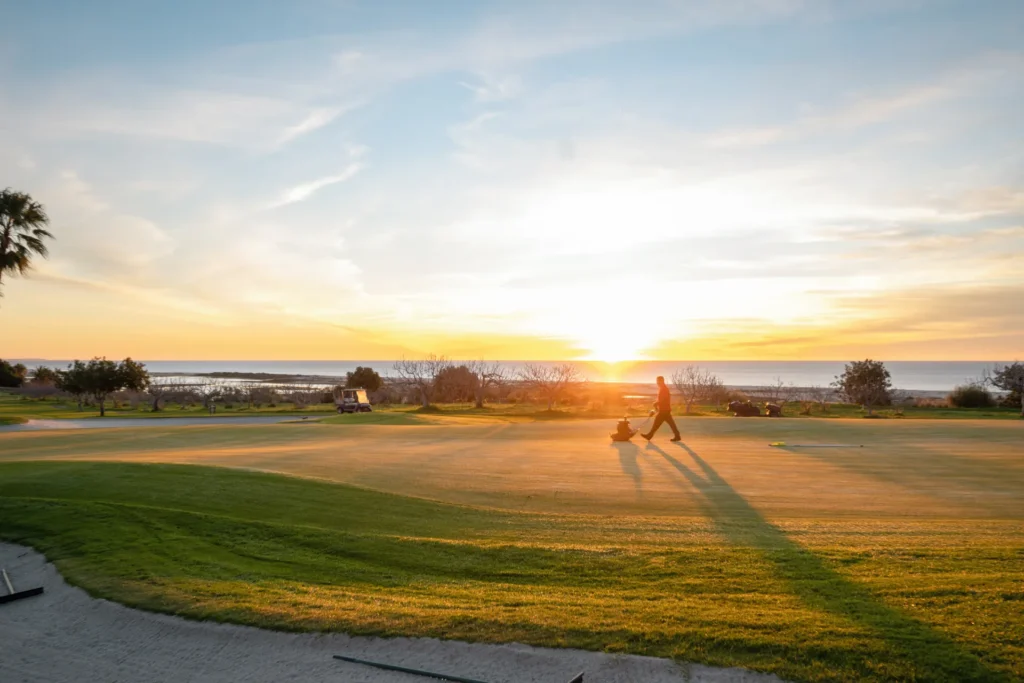 Golfplatz des ROBINSON Quinta da Ria im Sonnenuntergang. Buchen Sie einen individuellen Golfurlaub an der Algarve bei der Expertin Katharina Fenners.