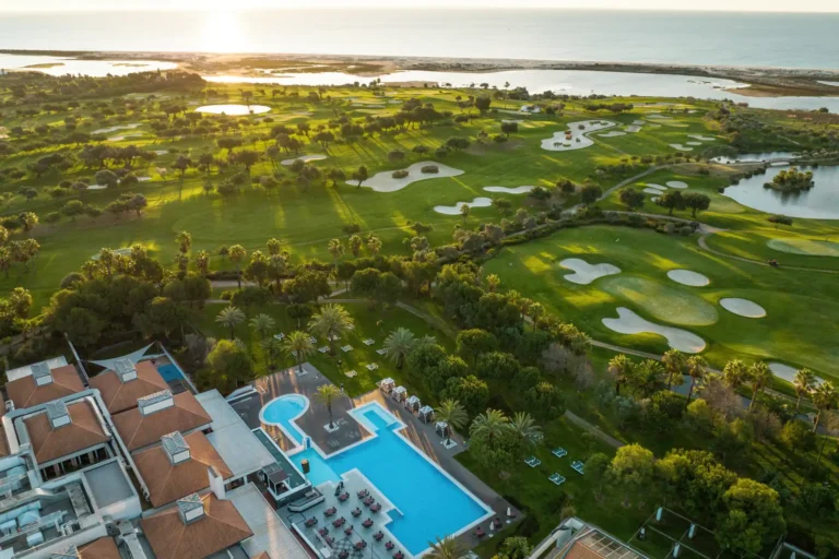 Das ROBINSON Quinta da Ria aus der Luft gesehen - mit zwei Golfplätzen vor der Tür, in der Naturlandschaft der Ria Formosa an der Algarve gelegen. Buchbar für Ihren aktiven Portugalurlaub bei Fenners Reisen!