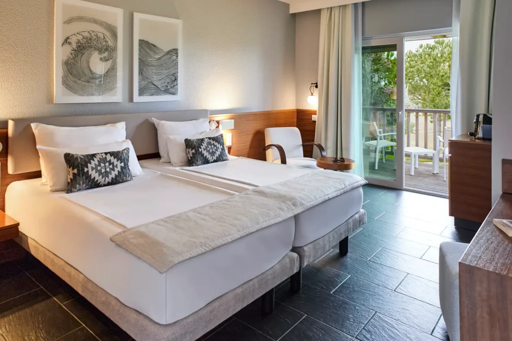 Dieses Klassik Doppelzimmer mit Golfplatzblick des ROBINSON Quinta da Ria kann individuell bei Fenners Reisen gebucht werden.
