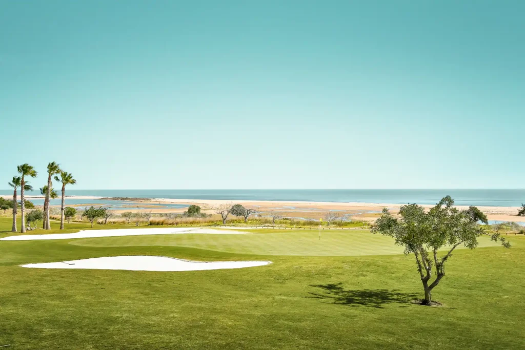 Golfplatz im Naturgebiet der Ria Formosa an der Algarve, direkt angrenzend an ein Clubhotel. Katharina Fenners gestaltet Ihren maßgeschneiderten Golfurlaub in Portugal.