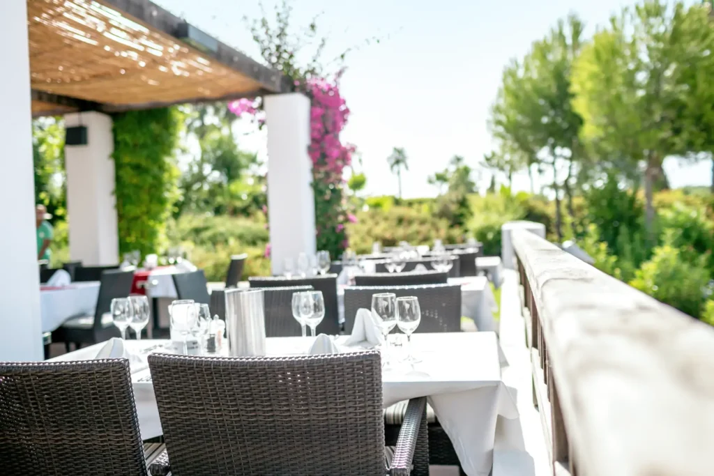 Terrasse des Hauptrestaurants eines Clubhotels mit Golfplatz an der Algarve. Sie planen einen Golfurlaub in Portugal? Expertin Katharina Fenners berät Sie individuell!