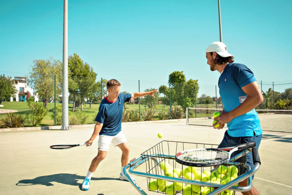 Tennis beim Profi im ROBINSON Quinta da Ria an der Algarve in Portugal. Das Clubhotel punktet mit vier Tennis und zwei Padelplätzen. Jetzt Ihren aktiven Portugalurlaub bei Fenners Reisen buchen!