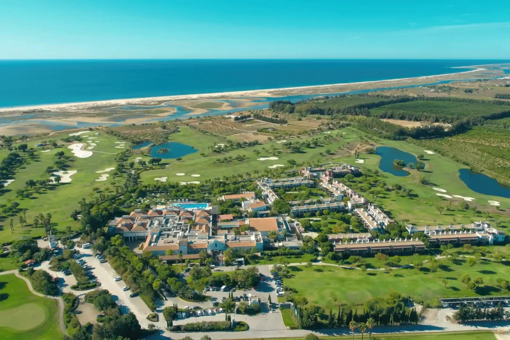 Der ROBINSON Quinta da Ria aus der Luft gesehen. Nah an der östlichen Algarve und umgeben von zwei Golfplätzen eignet sich der Club perfekt für aktiven Golfurlaub in Portugal - individuell buchbar bei Fenners Reisen.