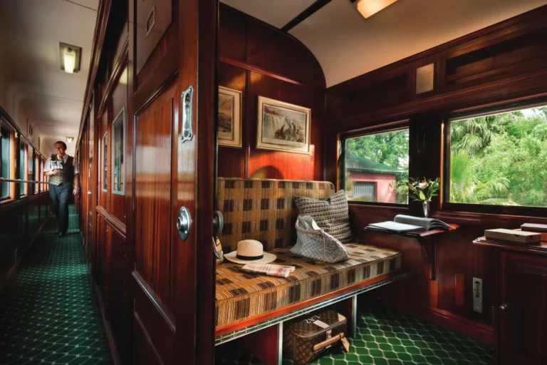 Tagesservice im Luxuszug Tagsüber verwandeln sich die Schlafkabinen des Rovos Rails in gemütliche Lounge-Bereiche. Buchen Sie eine Reise im luxuriösesten Zug Afrikas bei Fenners Reisen!