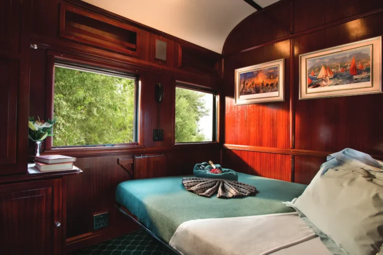 Schlafkabine des Rovos Rail Luxuskabine im Rovos Rail, Afrika. Katharina Fenners hat dieses Once In A Lifetime Abenteuer exklusiv getestet und berät Sie individuell.