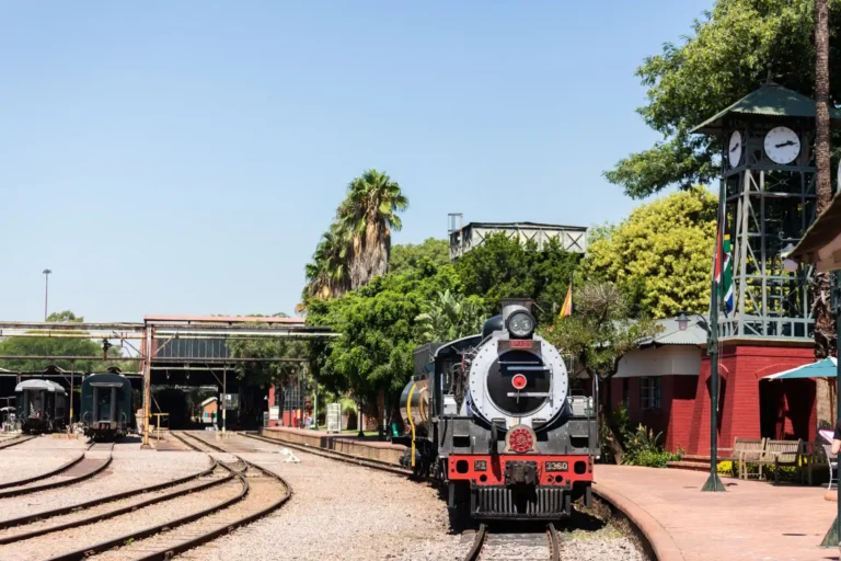 Rovos Rail im Bahnhof von Pretoria Der luxuriöse Rovos Rail an einem Bahnhof. Die Zugfahrt durch Südafrika ist ein absolutes Once in A Lifetime Abenteuer und kann individuell bei Fenners Reisen gebucht werden!