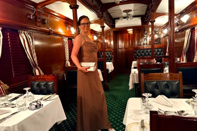 Kurz vor dem Dinner im Rovos Rail Bordrestaurant Katharina Fenners in Abendgarderobe kurz vor dem Dinner im Restaurant des Rovos Rails - die Reise-Expertin hat den Luxuszug für ihre Gäste getestet und gestaltet Ihr persönliches Rovos Rail Abenteuer individuell!