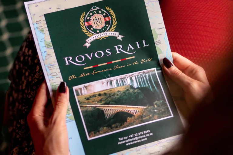 Broschüre des Rovos Rail Eine Frau hält eine Broschüre des Rovos Rail in der Hand. Katharina Fenners hat die Luxus-Eisenbahnreise exklusiv getestet und berät Sie individuell!