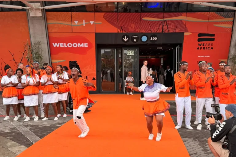 We Are Africa Tanz-Performance Spektakulärer Tanzauftritt bei der Reisemesse We Are Africa, die Katharina Fenners nach dem Rovos Rail besucht hat, um noch mehr Reise-Inspiration für Ihre Gäste zu sammeln. Sie planen eine Reise nach Afrika? Jetzt individuell bei Fenners Reisen beraten lassen!