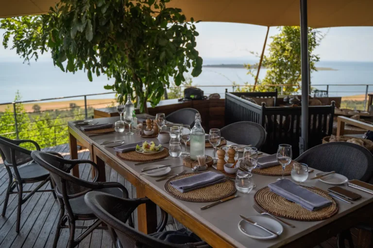 Festlich gedeckte Tafel mit Blick auf den Sambesi-Fluss Festlich gedeckter Tisch mit Blick auf den Sambesi-Fluss - in dieser Luxuslodge in Sambia werden Gäste rund um die Uhr verwöhnt - Katharina Fenners arrangiert Ihre Reise durch Südafrika, Sambia und Simbabwe individuell!