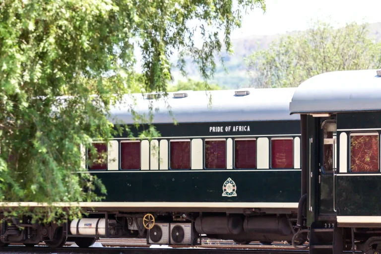 Rovos Luxuseisenbahn von außen gesehen Die luxuriöse Rovos Rail Eisenbahn von außen gesehen - nicht umsonst heißt der Zug auch Pride of Africa. Katharina Fenners gestaltet Ihre Eisenbahnreise durch Afrika individuell!