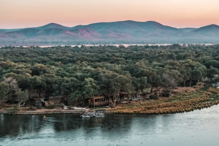 Luxus-Lodge am Sambesi-Fluss Luxus-Lodge am Sambesi-Fluss in Sambia - wer nach dem luxuriösen Rovos Rail noch Lust auf Abenteuer hat, für den arrangiert Reise-Expertin Katharina Fenners diese und weitere Kombinationen!