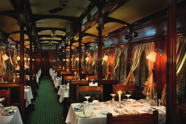 Rovos Rail Restaurant Restaurant im Rovos Rail - für die festlichen Dinner im Luxuszug ist Abengarderobe Pflicht! Die Luxus-Eisenbahnreise kann individuell bei Fenners Reisen gebucht werden.