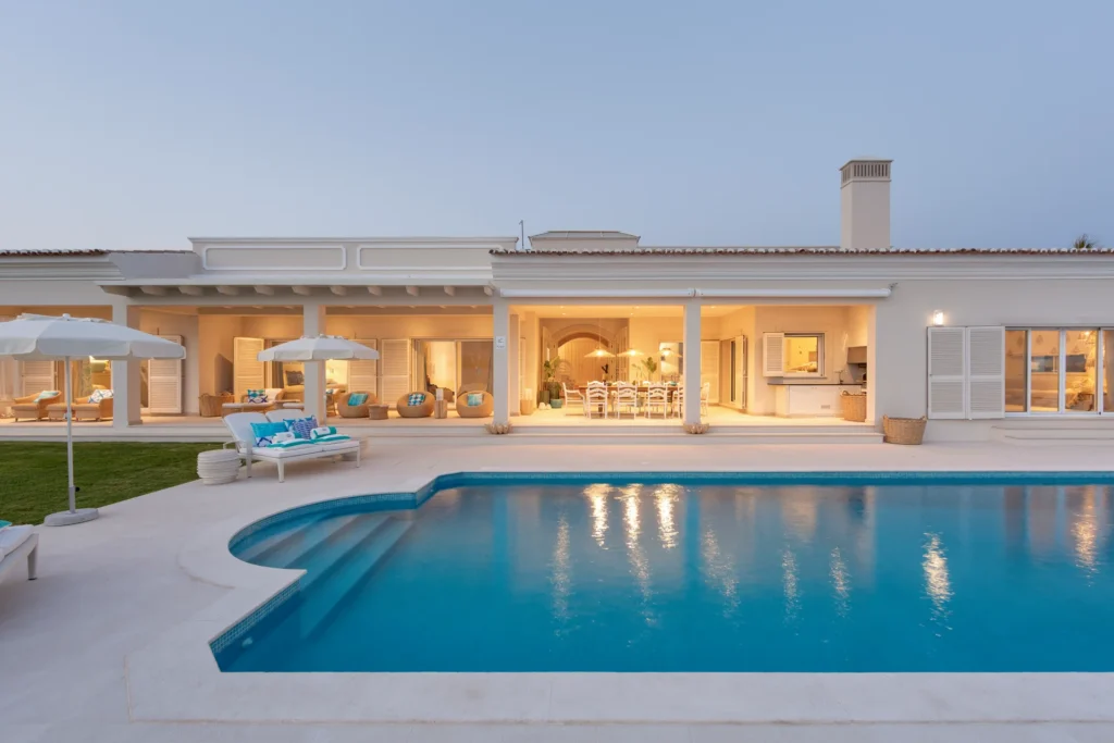 Diese stilvolle Villa Hibiscus Beach House liegt direkt am Algarve-Strand und bietet Platz für zwölf Gäste. Jetzt individuell bei Fenners Reisen die perfekte Algarve-Villa mieten!