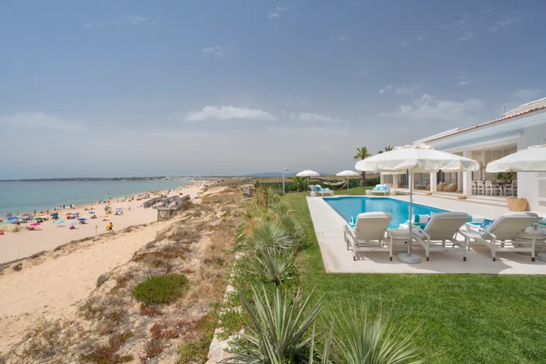 Die Villa Hibiscus Beach House mit Privatpool liegt direkt über einem der schönsten Strände der Algarve. Jetzt individuell bei Fenners Reisen buchen!