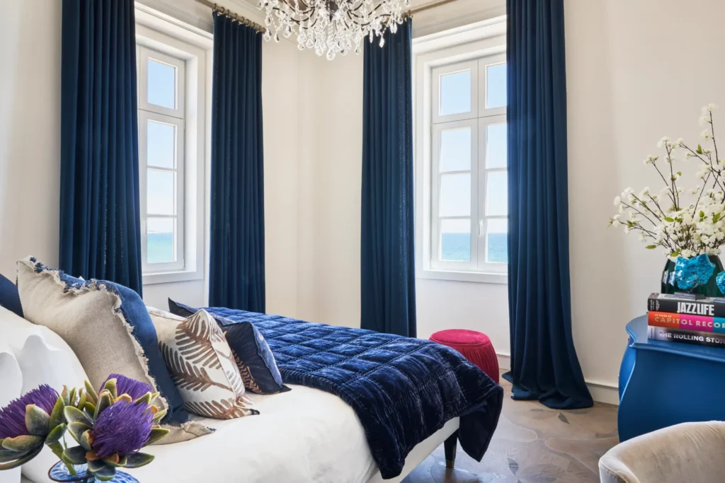 Historisches Schlafzimmer im Hauptgebäude der Villa Red Chalet an der Algarve - mieten Sie diese exklusive Villa in Portugal bei Fenners Reisen!