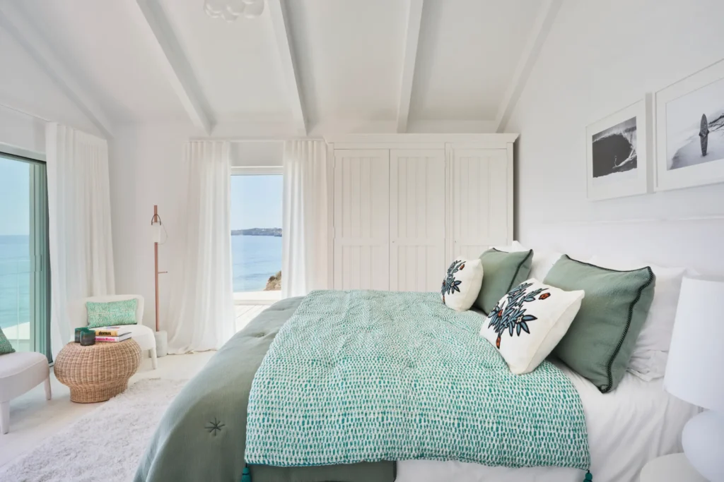 Lichtdurchflutet und hell, mit Meerblick - das bietet das Schlafzimmer im Nebengebäude "White House" der Algarve-Villa Red Chalet. Individuell buchen bei Fenners Reisen!
