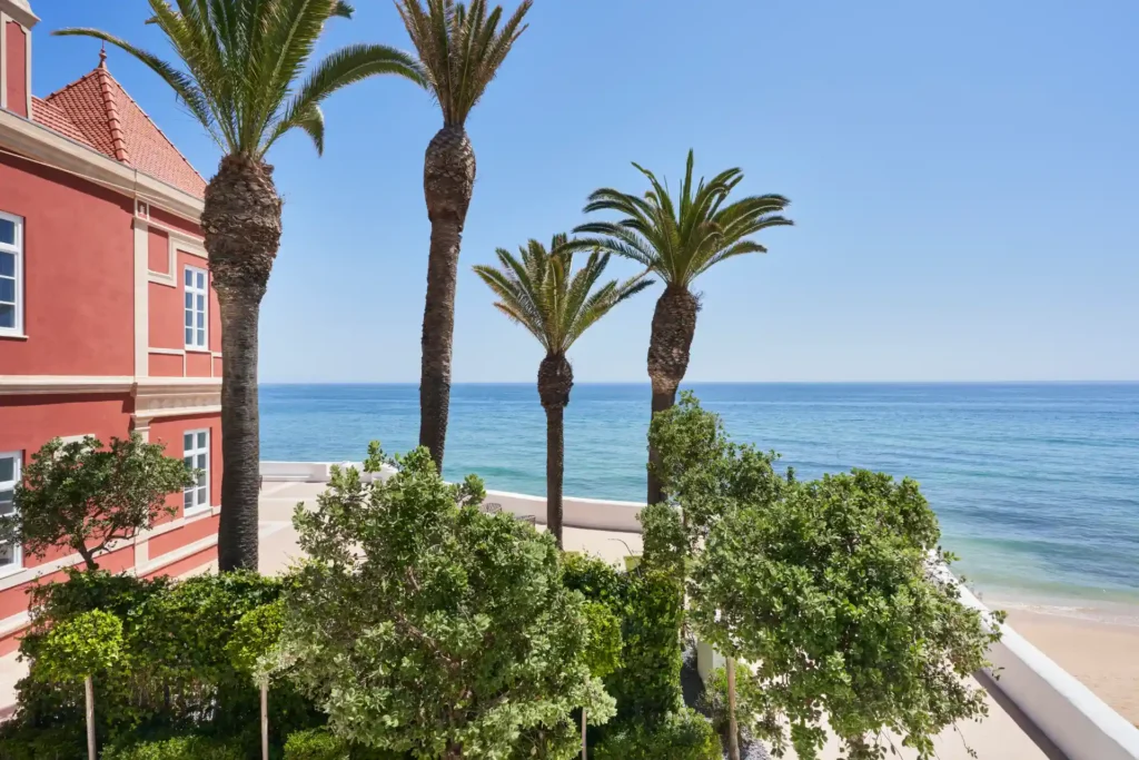 Palmen und historische Pracht direkt am Strand - die exklusive Villa Red Chalet an der Algarve mieten Sie bei Fenners Reisen. Gäste profitieren von allen Annehmlichkeiten des nahen Vila Vita Parc Resorts!