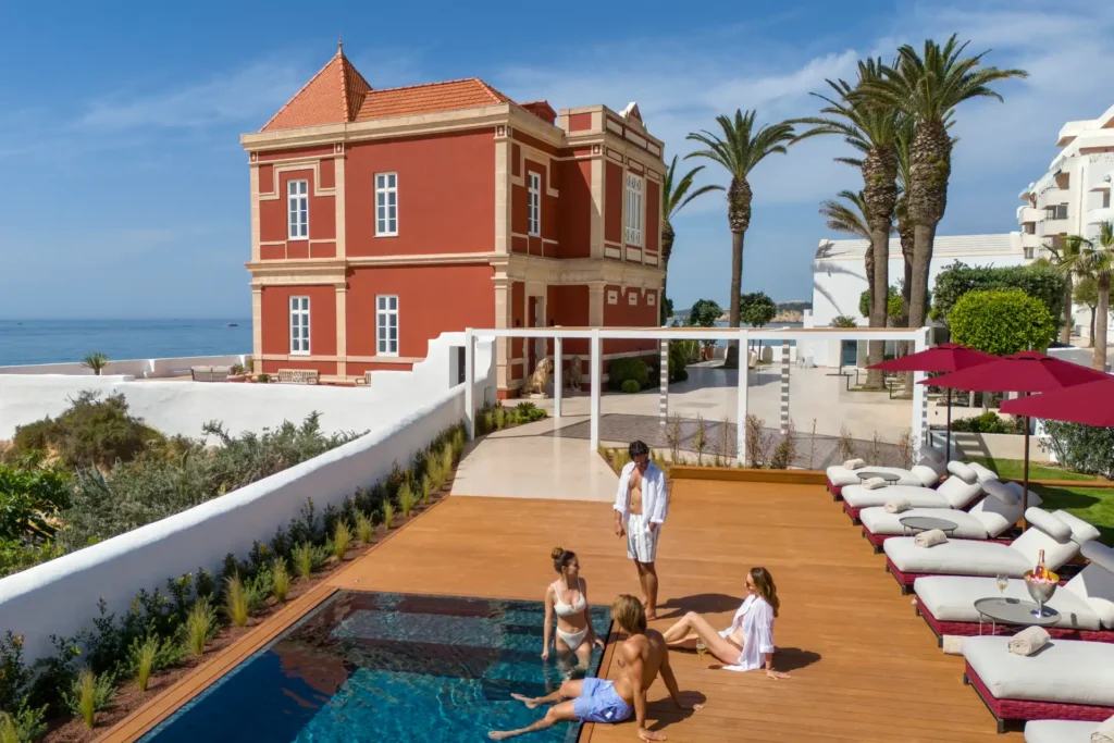 Gäste am beheizten Pool der historischen Algarve-Strandvilla Red Chalet - individuell buchbar bei Fenners Reisen!