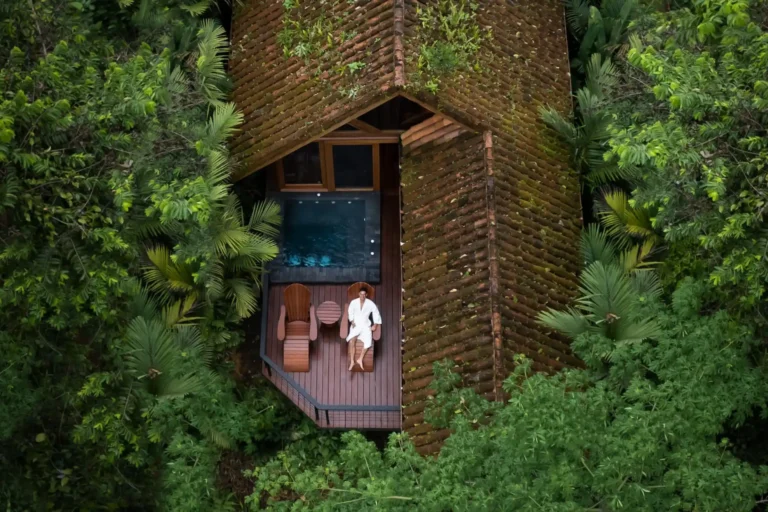 Amor Arenal Canyon Casita aus der Luft gesehen - dicht umschlungen vom Regenwald entspannt ein Mann am eigenen mineralischen Plunge-Pool. Katharina Fenners gestaltet Ihre individuelle Costa Rica Rundreise mit Aufenthalten in auserlesenen Hotels und Resorts. Jetzt persönlich beraten lassen!