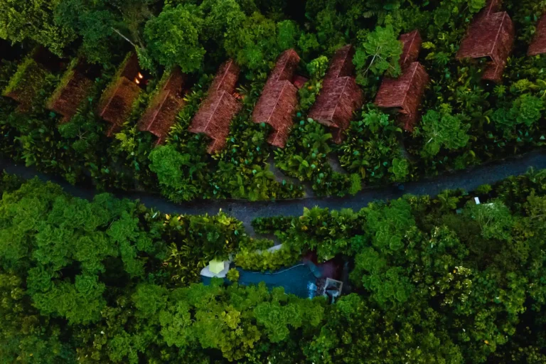Das Amor Arenal Luxus Boutique Hotel in Costa Rica aus der Luft gesehen - eng umschlungen vom Dschungel stehen die nur 31 freistehenden Casitas. Sie sind individuell bei Fenners Reisen buchbar - für Costa Rica Rundreisen oder auch Hochzeiten und Flitterwochen in Costa Rica!