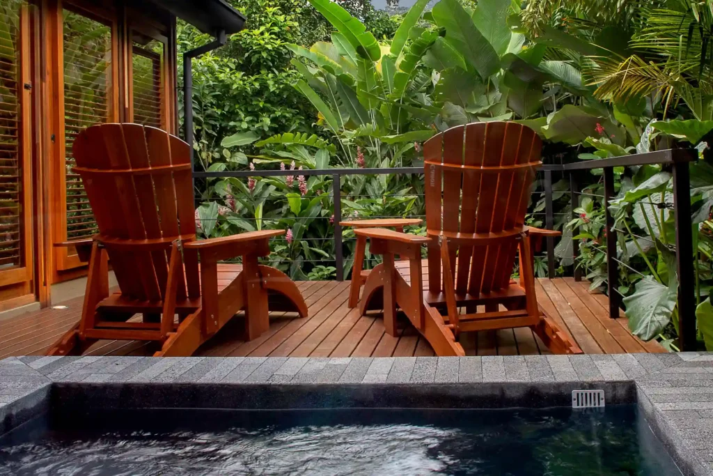 Blick vom mineralischen Plunge Pool in den dichten Regenwald Costa Ricas - so intim entspannen Gäste dieses luxuriösen Boutiquehotels. Der Aufenthalt ist individuell buchbar bei Fenners Reisen.