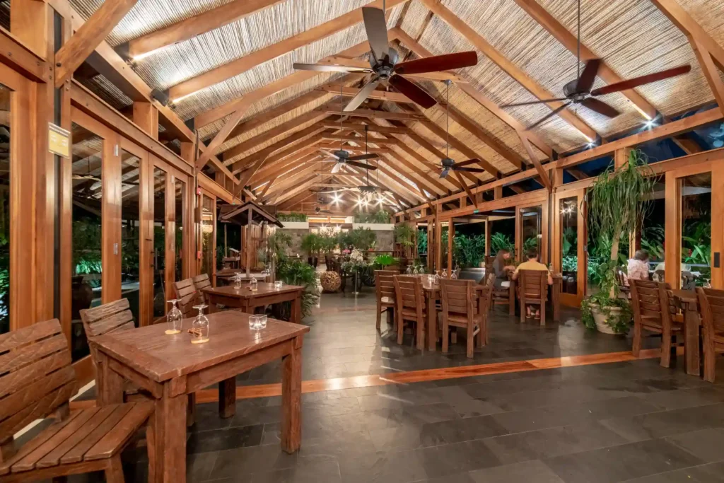 Restaurantbereich des Amor Arenal in Costa Rica. Hier werden Gäste mit ausgezeichneter Kulinarik verwöhnt. Der Aufenthalt kann bei Fenners Reisen gebucht werden.