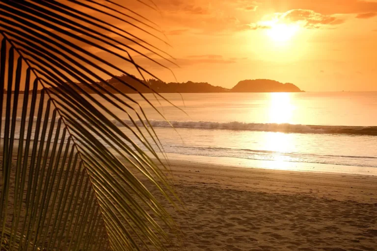 Strand bei Potrero, Costa Rica, im Sonnenuntergang. Wer Abenteuer und Erholung sucht, ist hier richtig! Jetzt Ihren individuellen Costa Rica Urlaub bei Fenners Reisen buchen.