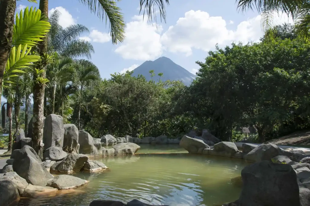 Heiße Quellen mit Blick auf den ikonischen Vulkan El Arenal in Costa Rica. Die Rundreise durch dieses vielseitige Land kann individuell bei Fenners Reisen gebucht werden.