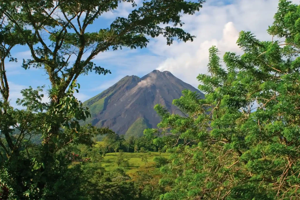 Der jüngste Vulkan Costa Ricas El Arenal vom Nationalpark aus gesehen - eine Costa Rica Rundreise ist ein Abenteuer für die ganze Familie und kann individuell bei Fenners Reisen gebucht werden.
