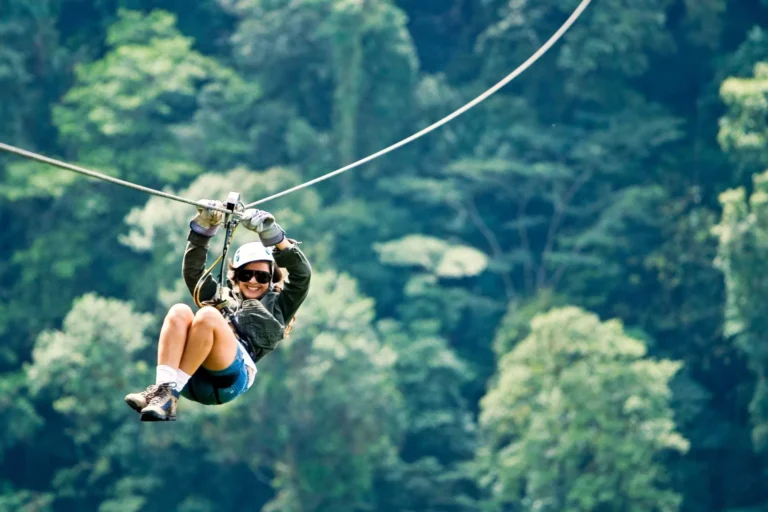 Zip-Lining im Costa Rica Urlaub - neben Canyoning zählt die Sportart zu den aufregendsten Aktivitäten, die auf einer individuellen Costa Rica Reise gebucht werden können. Katharina Fenners gestaltet Ihr maßgeschneidertes Costa Rica Abenteuer.