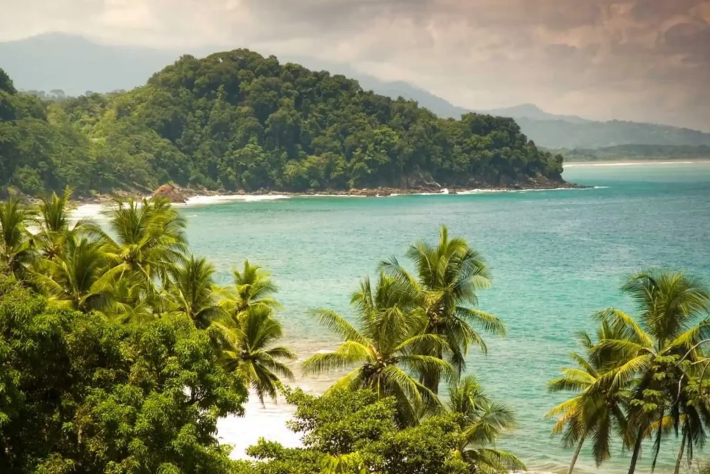 Traumstrand in Dominical, Costa Rica, umrahmt von sanften Hügeln und tropischem Grün. Eine Costa Rica Rundreise bietet die perfekte Mischung aus Abenteuer und Entspannung! Jetzt individuell bei Fenners Reisen buchen.