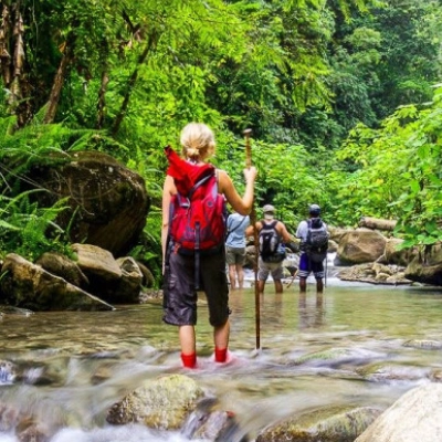 Eine Kleingruppe wandert durch einen Bachlauf in Costa Rica. Diese Minigruppenreise durch Costa Rica hallt noch lange nach - individuell buchbar bei Fenners Reisen!