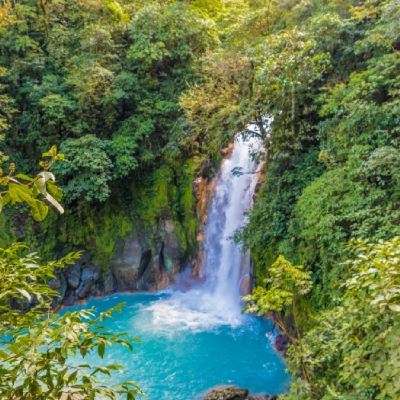 Wasserfall in Costa Rica - auf dieser 15-tägigen Rundreise erleben Sie Regenwälder und Strand, individuell oder in der Gruppe. Jetzt exklusives Angebot bei Fenners Reisen sichern!