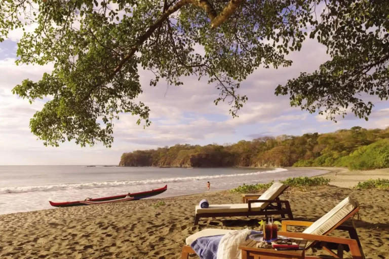 Einer der beiden Traumstrände, zwischen denen sich das Four Seasons Resort Costa Rica erstreckt. Es zählt zu den namhaftesten Luxusadressen Mittelamerikas. Buchen Sie einen individuellen Aufenthalt für Ihren Costa Rica Urlaub bei Fenners Reisen!
