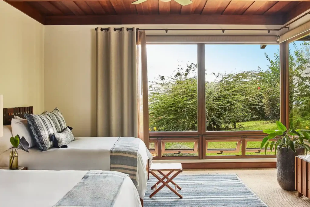 Doppelbetten mit weitem Blick in die grüne Natur in einer freistehenden Casa Grande. Die Villa in Costa Rica kann individuell bei Fenners Reisen gebucht werden.