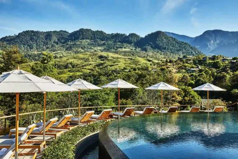 Außergewöhnlich: Die Liegen rund um diesen Pool lenken den Blick in die andere Richtung, weit über die grüne Berglandschaft Costa Ricas. Sie planen eine besondere Costa Rica Rundreise? Dann buchen Sie einen Aufenthalt in der luxuriösen Hacienda AltaGracia bei Fenners Reisen!