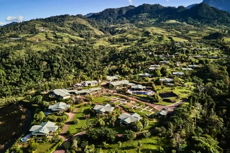 Blick aus der Luft auf die Hacienda AltaGracia, malerisch eingebettet in grüne Natur, am Horizont zeichnen sich die Talamanca-Berge ab. Jetzt einen unvergesslichen Costa Rica Urlaub bei Fenners Reisen buchen!