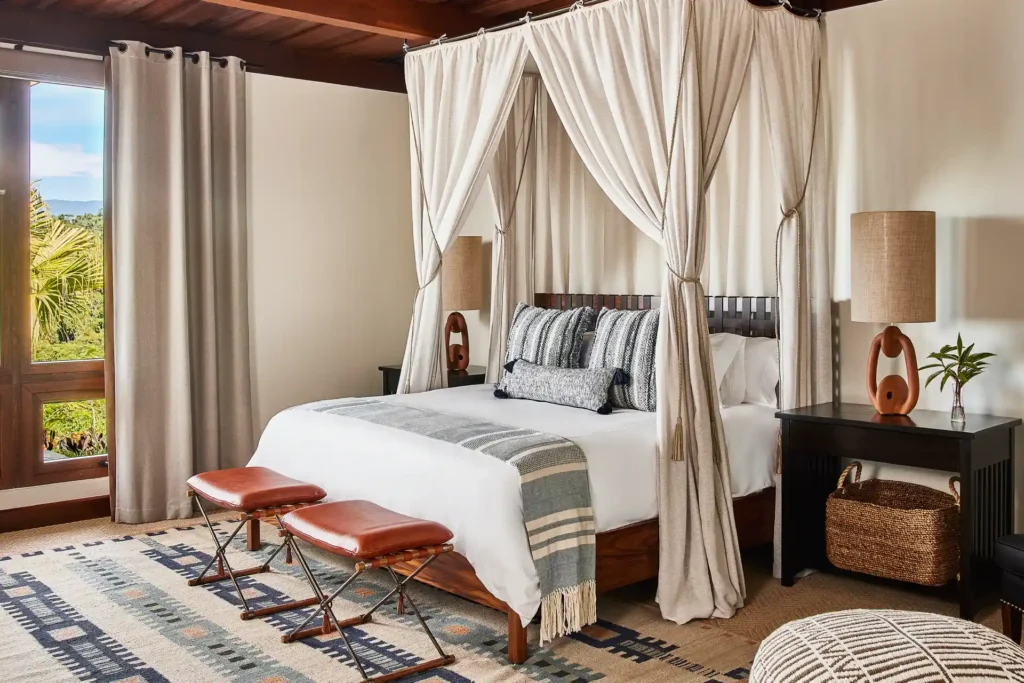 Diese Casa Grande mit Pool erlaubt weite Blicke in die grüne Landschaft Costa Ricas und kann individuell für Ihre Costa Rica Rundreise gebucht werden - bei Katharina Fenners, Ihrer Expertin für maßgeschneiderte Reisen weltweit!