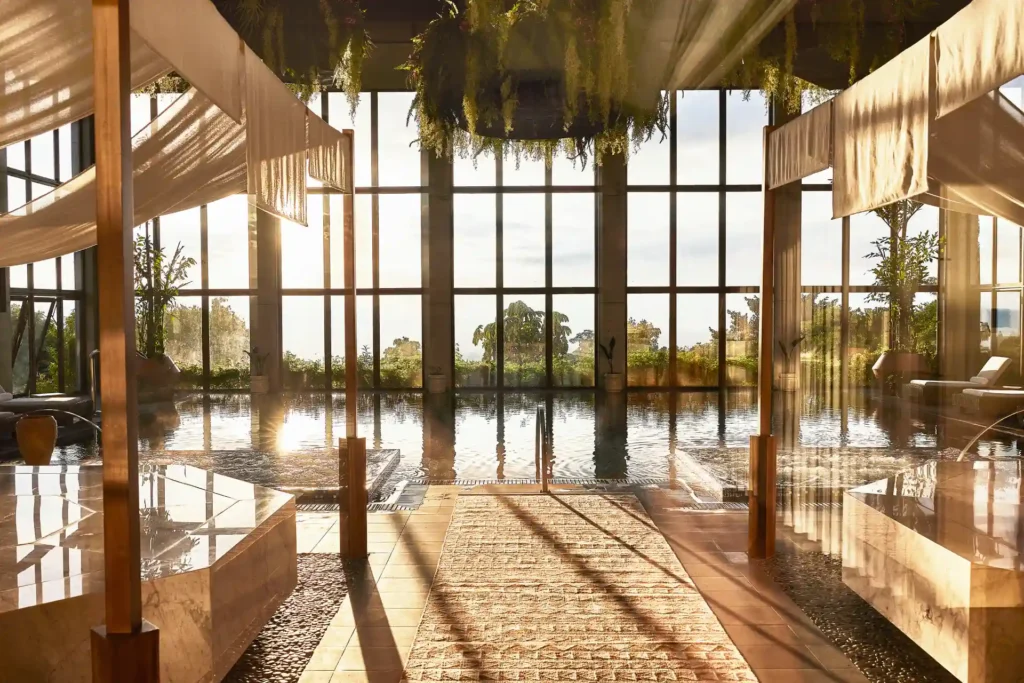 Der lichtdurchflutete Spa-Bereich der Hacienda AltaGracia in Costa Rica verwöhnt mit weiten Blicken in die umliegende Natur und einem ganzheitlichen Wellnesskonzept mit Longevity-Ansätzen. Jetzt individuell bei Fenners Reisen buchen!