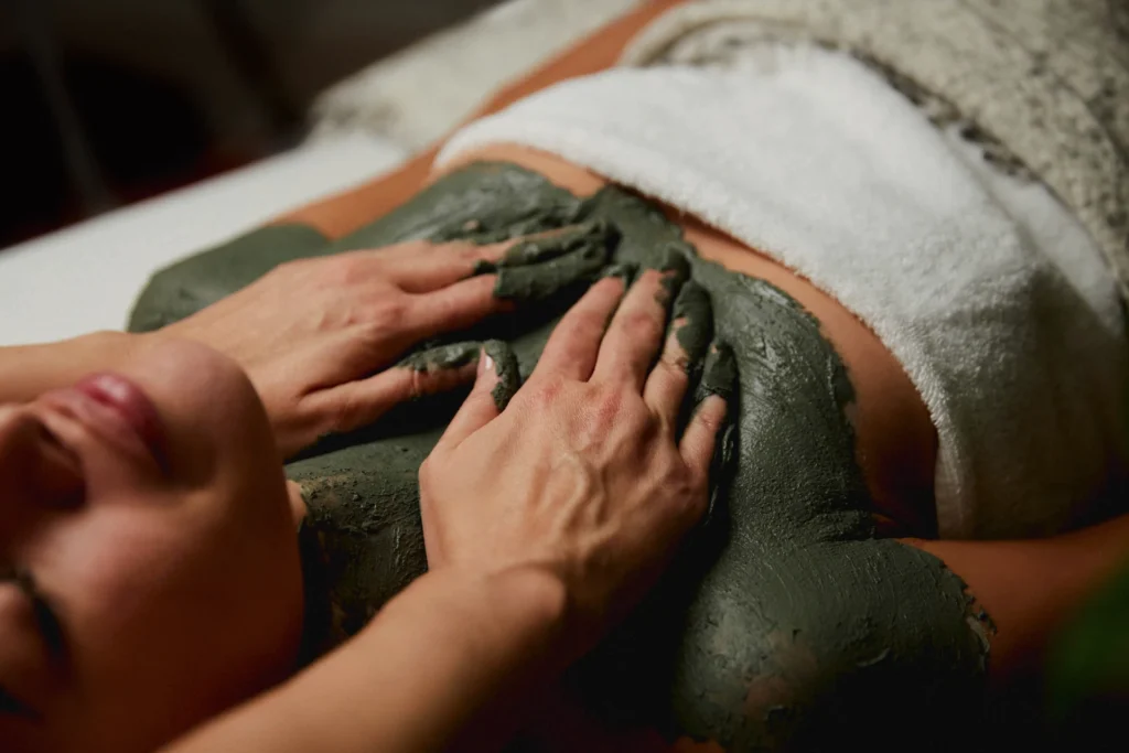 Schlamm-Anwendung im Spa-Bereich eines Luxusresorts in Costa Rica. Verwöhnung und Abenteuer in Costa Rica gesucht? Jetzt bei Fenners Reisen beraten lassen!