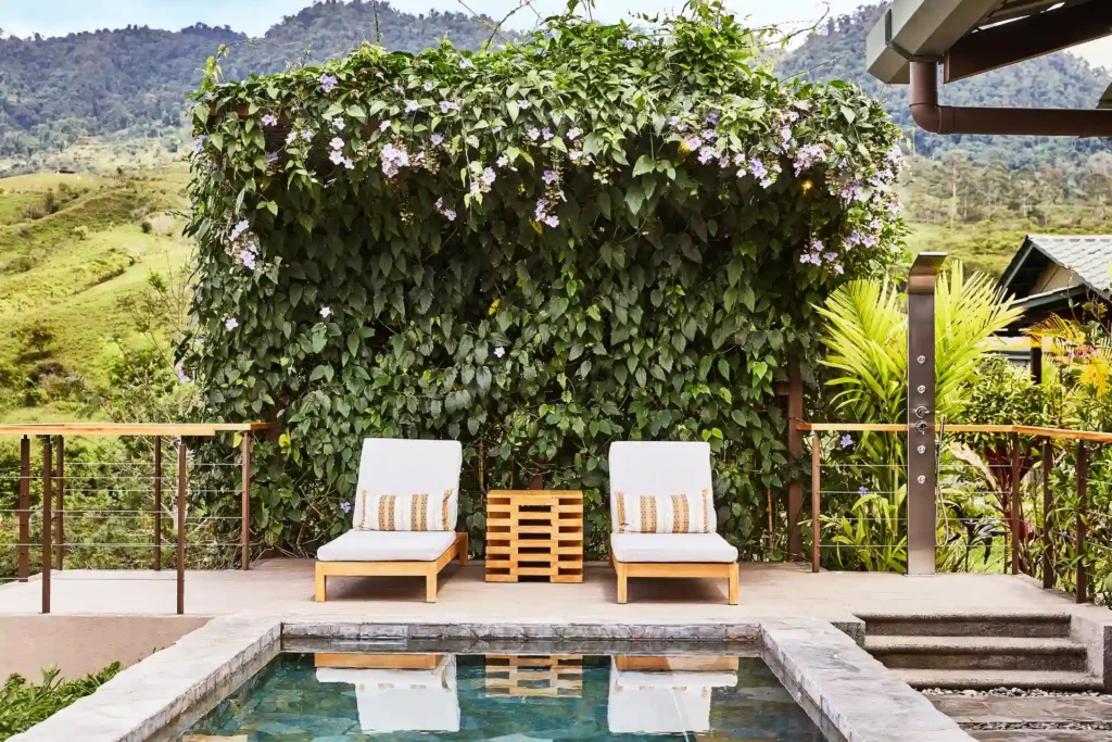 Dieser Pool mit Liegen, umrahmt von Bergen, gehört zu einer freistehenden Casona in der Hacienda AltaGracia. Jetzt individuell für Ihre Costa Rica Reise buchen!