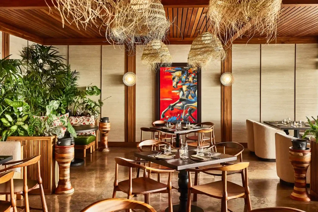 Knallige Kunst, viel Grün und stilvollendete Möbel prägen das Interieur der Hacienda AltaGracia in Costa Rica. Der Aufenthalt ist ein Highlight jeder Costa Rica Rundreise und kann individuell bei Fenners Reisen gebucht werden!