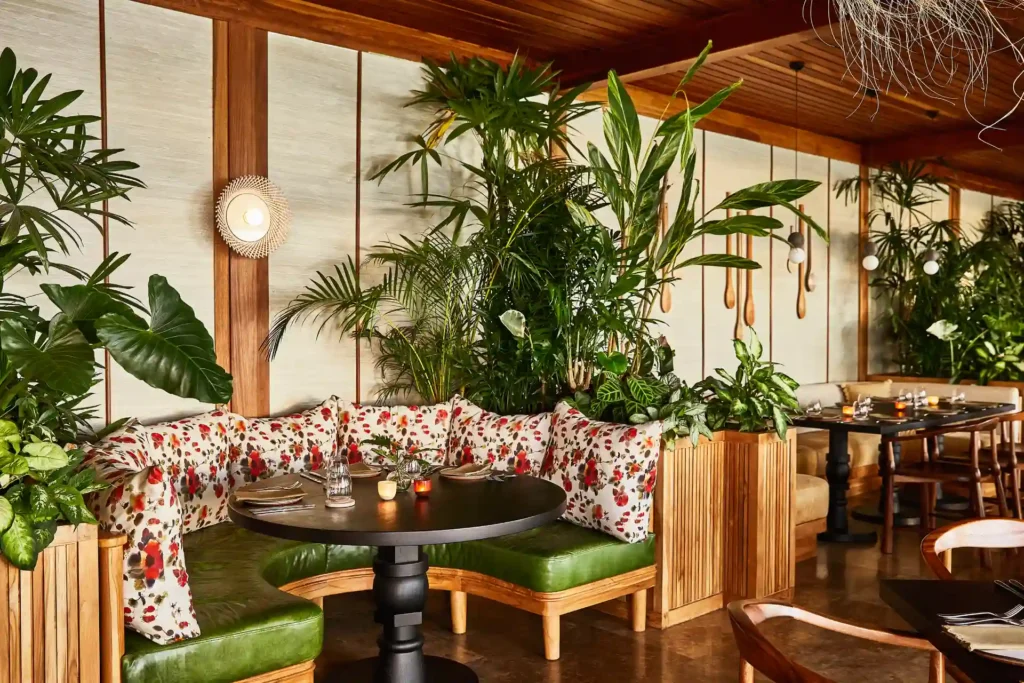 Restaurant mit vielen Pflanzen, bunten Akzenten und maßgeschneiderten Möbeln aus Holz - das Interieur der Hacienda AltaGracia erinnert an den Flair typischer Haciendas, bei zugleich zeitloser Eleganz.