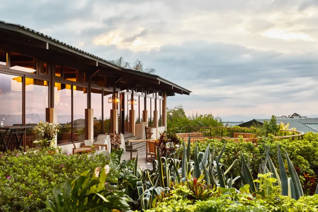 Restaurant mit Blick pber Kakteen, Berge und Natur - die Kulinarik in der Hacienda AltaGracia in Costa Rica ist außergewöhnlich. Jetzt einen unvergesslichen Aufenthalt bei Fenners Reisen buchen.