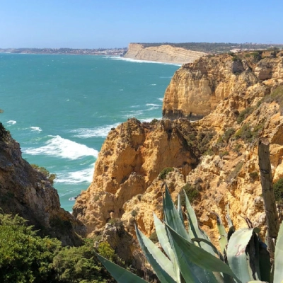 Blick über goldene Klippen und eine Bucht - diese Wanderreise entlang der Algarve bei Portugal hallt noch lange nach und kann bei Fenners Reisen individuell gebucht werden.