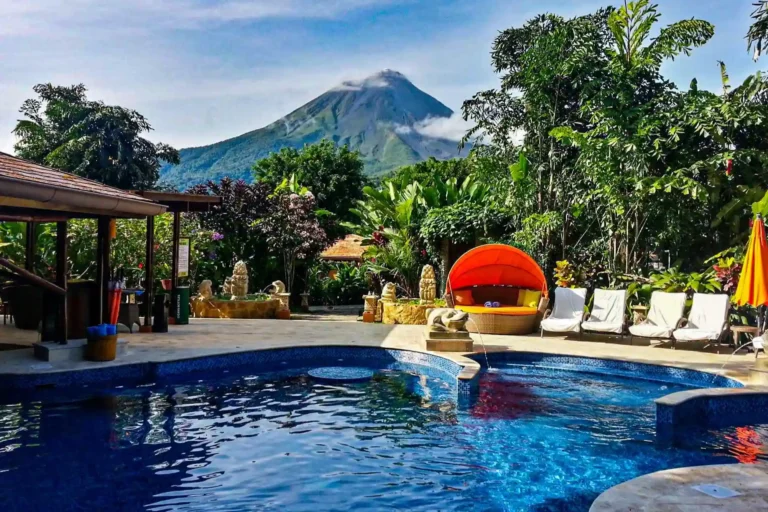 Blick auf den Pool des mehrfach ausgezeichneten Nayara Gardens am Fuß des Vulkans Arenal. Der Aufenthalt kann individuell bei Fenners Reisen gebucht werden - auch im Rahmen einer Rundreise durch Costa Rica.
